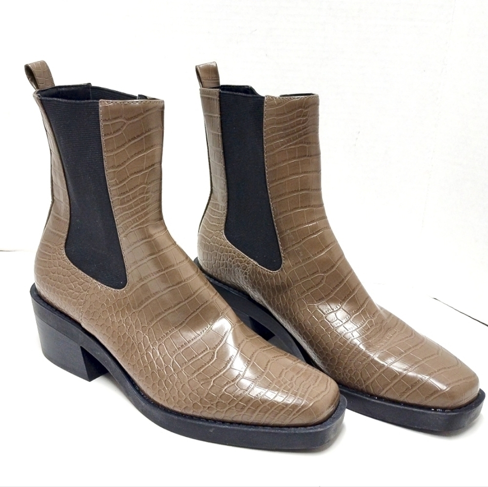 Open Edit Chelsea crocodile embossed elastic sides tan boots Size: 9M